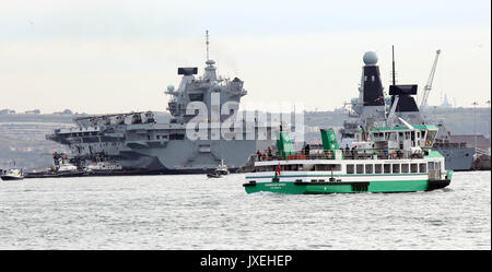 Portsmouth, Großbritannien. 16 Aug, 2017. HMS Queen Elizabeth Ankunft an Ihrem Haus Dock in Portsmouth mit Zuschauer fangen einen Eindruck von 3 Milliarden Pfund Flaggschiff Flugzeugträger der Royal Navy entlang in Portsmouth Harbour passiert. Viele Menschen nahmen es Spots aus den frühen Stunden des Morgens, ein Teil der Geschichte werden. Die Eintragung des Schiffes wurde von einem Flypast der Fleet Air Arm Merlin und Wildcat Hubschrauber begleitet, plus Hawk Jets von 736 NAS von culdrose. Credit: uknip/Alamy leben Nachrichten Stockfoto