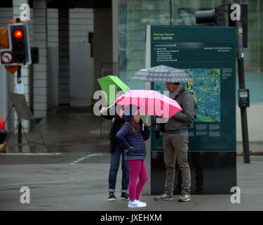 Glasgow, Schottland, Großbritannien. 16 Aug, 2017. UK Wetter. Regen in Glasgows George Square als Touristen entdecken Sie die Tatsache, dass es die regenreichste Stadt in Großbritannien. Gerard Fähre / alamy Nachrichten Stockfoto