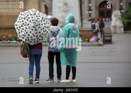 Glasgow, Schottland, Großbritannien. 16 Aug, 2017. UK Wetter. Regen in Glasgows George Square als Touristen entdecken Sie die Tatsache, dass es die regenreichste Stadt in Großbritannien. Gerard Fähre / alamy Nachrichten Stockfoto