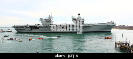 Portsmouth, Großbritannien. 16 Aug, 2017. HMS Queen Elizabeth, Portsmouth's Hot Mauern zum ersten Mal im August 2017. Credit: FSM Fotografie/Alamy leben Nachrichten Stockfoto