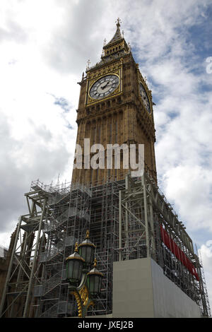 London, Großbritannien. 16 Aug, 2017. Gerüste errichtet um Big Ben im Parlament Platz als Restaurierungsarbeiten am Montag zu beginnen 21. August für vier Jahre Credit: Keith Larby/Alamy leben Nachrichten Stockfoto