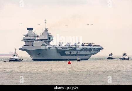 Portsmouth, Großbritannien. 16 Aug, 2017. Hubschrauber angeordnet auf dem Flugdeck der HMS Queen Elizabeth als nähert sie sich Portsmouth Harbour Credit: Vernon Nash/Alamy leben Nachrichten Stockfoto