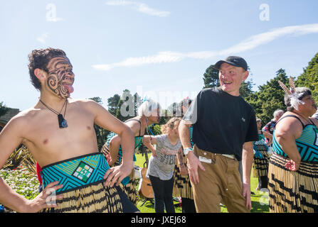 Maori Tänzer aus Neuseeland Durchführung der Haka in Billingham internationale Folklore Festival. Großbritannien Stockfoto