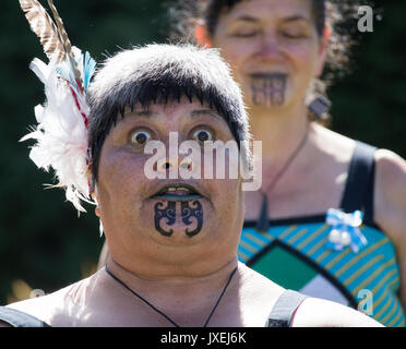 Maori Tänzer aus Neuseeland Durchführung der Haka in Billingham internationale Folklore Festival. Großbritannien Stockfoto