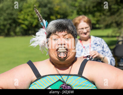 Maori Tänzer aus Neuseeland Durchführung der Haka in Billingham internationale Folklore Festival. Großbritannien Stockfoto