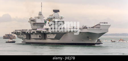 Portsmouth, Großbritannien. 16 Aug, 2017. 16. August 2017, HMS Queen Elizabeth vorbei am Meer fort auf ihrer Weise in Portsmouth Harbour Credit: Vernon Nash/Alamy leben Nachrichten Stockfoto