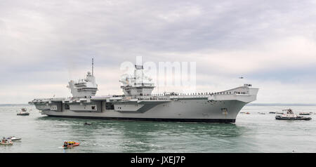 Portsmouth, Großbritannien. 16 Aug, 2017. HMS Queen Elizabeth Vorbereiten der Portsmouth Harbour Credit: Vernon Nash/Alamy Leben Nachrichten eingeben Stockfoto