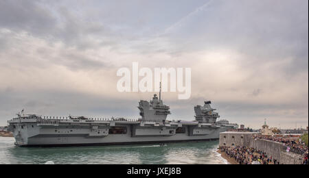 Portsmouth, Großbritannien. 16 Aug, 2017. Neue Flugzeugträger HMS Queen Elizabeth Zwerge die Hafeneinfahrt Credit: Vernon Nash/Alamy leben Nachrichten Stockfoto