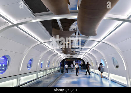 (170816) - Guangzhou, Aug 16, 2017 (Xinhua) - Passagiere Blick auf einer Ausstellung im kulturellen Korridor in der Baiyun International Airport, Guangzhou, der Hauptstadt der Provinz Guangdong im Süden Chinas, Aug 16, 2017. Guangzhou Baiyun International Airport, zusammen mit der Provincial Museum, eine öffentliche Ausstellung thematisch auf die Maritime Seidenstraße, die Erste am historischen kulturellen Korridor, der offiziell hier Mittwoch geöffnet. (Xinhua / Liang Xu) (wjq) Stockfoto