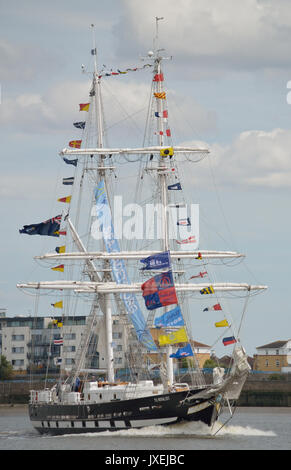 London, Großbritannien. 16 Aug, 2017. Sea Cadet Sail Training Ship TS Royalistischen kommt auf der Themse. London, nach dem Gewinn der 2017 Tall Ships Race. Credit: Christy/Alamy Leben Nachrichten. Stockfoto