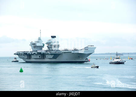 Portsmouth, Großbritannien. 16 Aug, 2017. HMS Queen Elizabeth segeln in Portsmouth ist es die Heimat Hafen. Quelle: David Robinson/Alamy leben Nachrichten Stockfoto