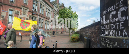 Preston, Lancashire (Großbritannien). ! 6. August 2017: eine kleine Gruppe von Anti-fracking Demonstranten eine kleine Demonstration statt außerhalb des Büros von Lancashire County Council in Preston (Großbritannien) heute beantragt, dass der Rat sich mit angeblichen Verstößen gegen Baugenehmigungen durch Cuadrilla an ihrem Standort auf Preston New Road, Little Plumpton in der Nähe von Blackpool. Cuadrilla haben Ihre bohren Apparat am Standort trotz täglich Proteste und direkte Aktionen, die von der Demonstranten installiert und bereiten sich auf die explorative Fracking horizontale Brunnen gas Erträge zu bestimmen. Stockfoto