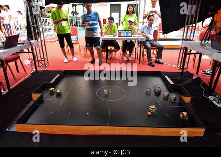 Rizhao, China Provinz Shandong. 16 Aug, 2017. Ein Roboter Fußball Spiel ist bei China Roboter Wettbewerb in Rizhao Stadt statt, der ostchinesischen Provinz Shandong, Aug 16, 2017. Insgesamt 3.450 Teilnehmer aus 210 Hochschulen an dem Wettbewerb beteiligt. Credit: Lu Jie/Xinhua/Alamy leben Nachrichten Stockfoto