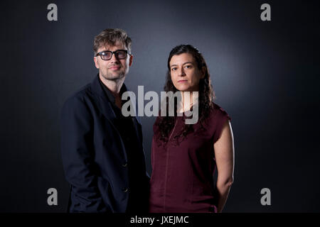 Edinburgh, Großbritannien. 16 Aug, 2017. Karl Geary, die irisch-amerikanischer Autor Schauspieler mit Samanta Schweblin, der argentinische Schriftsteller, Verfasser, beim Edinburgh International Book Festival erscheinen. Credit: GARY DOAK/Alamy leben Nachrichten Stockfoto