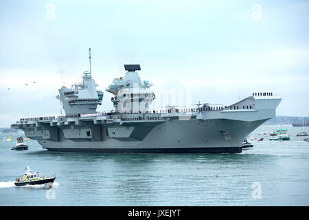 Portsmouth, Großbritannien. 16 Aug, 2017. HMS Queen Elizabeth segeln in Portsmouth ist es die Heimat Hafen. Quelle: David Robinson/Alamy leben Nachrichten Stockfoto