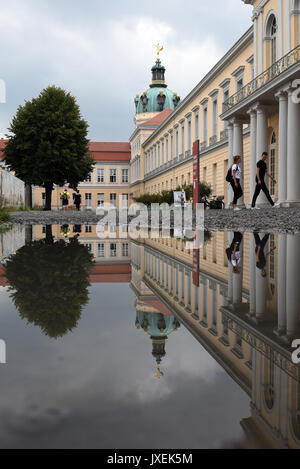Berlin, Deutschland. 16 Aug, 2017. Das Schloss Charlottenburg ist in einer Pfütze in Berlin, Deutschland, 16. August 2017. Foto: Maurizio Gambarini/dpa/Alamy leben Nachrichten Stockfoto
