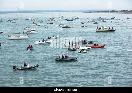 Portsmouth, Großbritannien. 16 Aug, 2017. Einige der kleinen Boote, wartete die Ankunft von HMS Queen Elizabeth's Ankunft in Portsmouth zu sehen. Quelle: David Robinson/Alamy leben Nachrichten Stockfoto