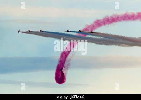 Dorchester, Dorset, Großbritannien. 16 Aug, 2017. Die RAF Red Arrows ihre akrobatischen Anzeige über den Badeort Weymouth in Dorset auf die Städte Karneval Tag. Photo Credit: Graham Jagd-/Alamy leben Nachrichten Stockfoto