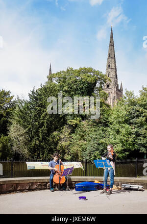 Eine junge männliche und weibliche Straße in Lichfield, Staffordshire, Großbritannien Stockfoto