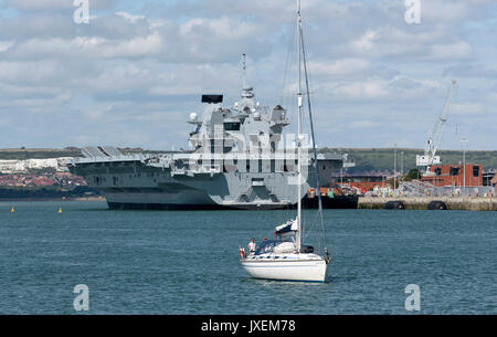 Portsmouth, Großbritannien. 16 Aug, 2017. Royal Navy Dockyard mit Flugzeugträger HMS Queen Elizabeth neben der Princess Royal Jetty. Stockfoto