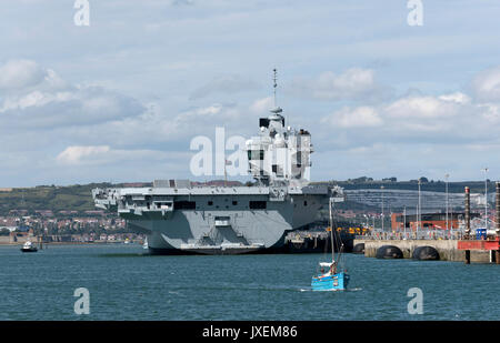 Portsmouth, Großbritannien. 16 Aug, 2017. Royal Navy Dockyard mit Flugzeugträger HMS Queen Elizabeth neben der Princess Royal Jetty. Stockfoto