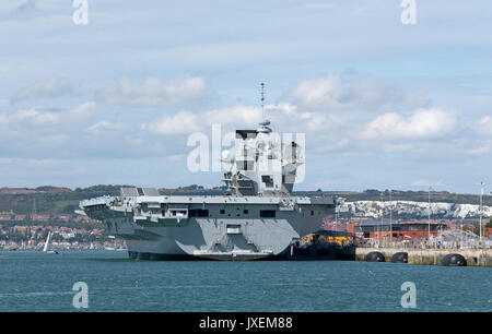 Portsmouth, Großbritannien. 16 Aug, 2017. Royal Navy Dockyard mit Flugzeugträger HMS Queen Elizabeth neben der Princess Royal Jetty. Stockfoto