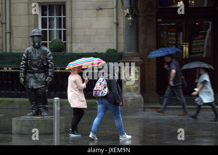 Glasgow, Schottland, Großbritannien. 16 Aug, 2017. Regen im Zentrum von Glasgow's Station 911 Feuerwehrmann Statue als Touristen entdecken Sie die Tatsache, dass es die regenreichste Stadt in Großbritannien. Gerard Fähre / alamy Nachrichten Stockfoto