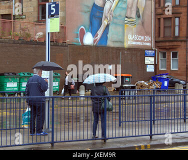 Glasgow, Schottland, Großbritannien. 16 Aug, 2017. Regen in Glasgows Partick bus station als Touristen entdecken Sie die Tatsache, dass es die regenreichste Stadt in Großbritannien. Gerard Fähre / alamy Nachrichten Stockfoto