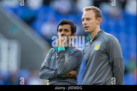 Reading, Großbritannien. 15 Aug, 2017. Aston Villa Club Arzt Ricky Shamji (links) Während der Sky Bet Championship Match zwischen Lesen und Aston Villa im Madejski Stadium, Reading, England am 15. August 2017. Foto von Andy Rowland/PRiME Media Bilder. ** Redaktion VERWENDEN SIE NUR FA Premier League und der Football League unterliegen DataCo Lizenz. Credit: Andrew Rowland/Alamy leben Nachrichten Stockfoto