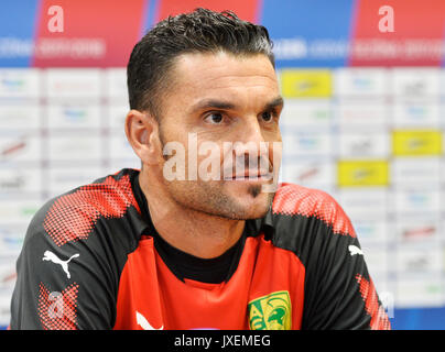 Pilsen, Tschechische Republik. 16 Aug, 2017. Pablo Colinas der AEK Larnaca spricht mit Journalisten während der Pressekonferenz vor dem UEFA Europa League Fußball Spiel Viktoria Plzen vs AEK Larnaka in Pilsen, Tschechische Republik, 16. August 2017. Credit: Miroslav Chaloupka/CTK Photo/Alamy leben Nachrichten Stockfoto