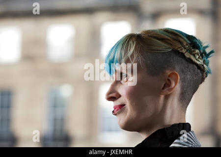 Edinburgh, Großbritannien. 16 Aug, 2017. Je Dundas, der schottische Autor, beim Edinburgh International Book Festival erscheinen. Credit: GARY DOAK/Alamy leben Nachrichten Stockfoto