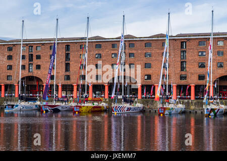 Albert Dock, Liverpool, Großbritannien. 16 Aug, 2017. Die Clipper Race (jetzt in seinem elften Jahr) sieht zwölf Global Teams in einem 40000 Seemeilen rund um die Welt auf einem 70 Fuß-ocean racing Yachten konkurrieren. Die Teams werden durch den Host Hafen von Liverpool am 20. August 2017 verlassen, um ihre erste Etappe - a5200 Meile Meile Fahrt dauert ca. 33 Tage nach Südamerika zu beginnen, wobei auf den Kanarischen Inseln & Flaute auf dem Weg. Credit: Jason Wells/Alamy leben Nachrichten Stockfoto