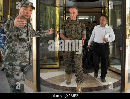 Haichung, China. 16 Aug, 2017. Us-Generalstabschefs General Joseph Dunford, Links, wird zu den Sitzungen an der Chinesischen Northern Theater Armee Kraft Haichung Camp August 16, 2017 in Haichung, China begleitet. Dunford erklärte die chinesische Führung, dass die USA hoffen, den diplomatischen und wirtschaftlichen Druck wäre Nordkorea überzeugen, sein Atomprogramm zu beenden, sondern es wurde auch die Vorbereitung der militärischen Optionen. Credit: Planetpix/Alamy leben Nachrichten Stockfoto