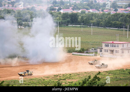 Haichung, China. 16 Aug, 2017. Volksbefreiungsarmee Soldaten Manöver in WZ 531 gepanzerten persönlichen Träger während eines Angriffs Übung an der Chinesischen Northern Theater Armee Kraft Haichung Camp August 16, 2017 in Haichung, China. Die übung war für den Besuch der US-Generalstabschefs General Joseph Dunford. Credit: Planetpix/Alamy leben Nachrichten Stockfoto