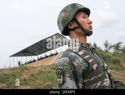 Haichung, China. 16 Aug, 2017. Eine chinesische Volksbefreiungsarmee Soldat steht Wache in der Nähe des VIP-Beobachter stand während eines Angriffs Übung an der Chinesischen Northern Theater Armee Kraft Haichung Camp August 16, 2017 in Haichung, China. Die übung war für den Besuch der US-Generalstabschefs General Joseph Dunford. Credit: Planetpix/Alamy leben Nachrichten Stockfoto