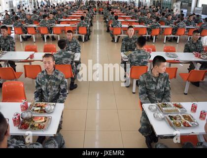 Haichung, China. 16 Aug, 2017. Der chinesischen Volksbefreiungsarmee Soldaten während Chaos an der Chinesischen Northern Theater Armee Kraft Haichung Camp August 16, 2017 in Haichung, China. Die übung war für den Besuch der US-Generalstabschefs General Joseph Dunford. Credit: Planetpix/Alamy leben Nachrichten Stockfoto