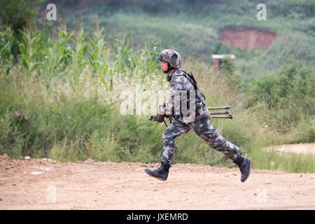 Haichung, China. 16 Aug, 2017. Volksbefreiungsarmee Soldaten während einer Infanterie Angriff Übung an der Chinesischen Northern Theater Armee Kraft Haichung Camp August 16, 2017 in Haichung, China. Die übung war für den Besuch der US-Generalstabschefs General Joseph Dunford. Credit: Planetpix/Alamy leben Nachrichten Stockfoto