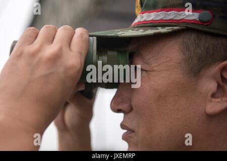 Haichung, China. 16 Aug, 2017. Der chinesischen Volksbefreiungsarmee Gen. Song Puxuan Uhren ein Angriff auf die chinesische Nördlichen Theater Armee Kraft Haichung Camp August 16, in Haichung, China 2017. Die übung war für den Besuch der US-Generalstabschefs General Joseph Dunford. Credit: Planetpix/Alamy leben Nachrichten Stockfoto