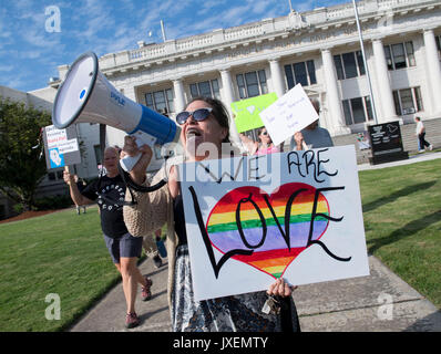 August 14, 2017 - Roseburg, Oregon, USA - Demonstranten März außerhalb des Douglas County Courthouse in Roseburg in Solidarität mit Charlottesville, VA und gegen Hass. Über 75 Leute marschierten, gesungen, und sangen Lieder während des Protestes in der kleinen Stadt am Montag. (Bild: © Robin Loznak über ZUMA Draht) Stockfoto