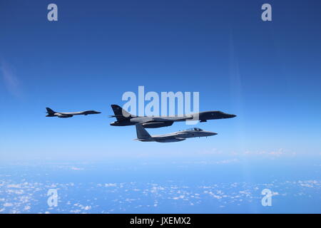 Zwei US Air Force B-1B Lancer Bomber mit der 37Th Expeditionary Bomb Squadron wird durch eine Japan Air Verteidigung-kraft F-15 Fighter am 15. August 2017 über die Senkaku Inseln, Japan begleitet. Die Bomber fliegen aus Anderson Air Force Base auf Guam ist ein Erscheinen der Kraft als die Spannungen mit Nordkorea fortzusetzen. Stockfoto