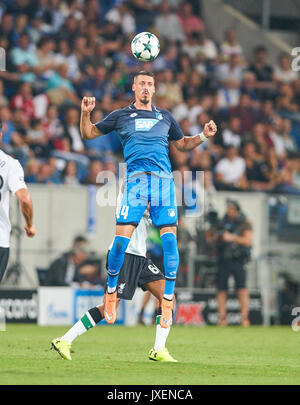 Hoffenheim, Deutschland. 15 Aug, 2017. Sandro Wagner, Hoff 14 treibt die Kugel, TSG 1899 Hoffenheim - FC Liverpool für die UEFA Champions League in Hoffenheim, August 15, 2017 Quelle: Peter Schatz/Alamy leben Nachrichten Stockfoto