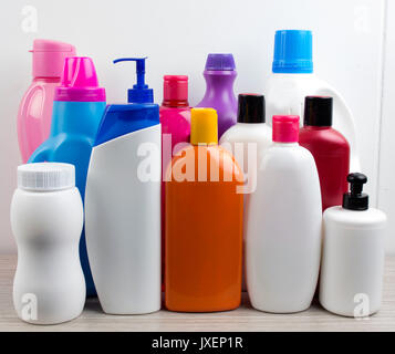 Sortiment von Plastikflaschen auf Weiß. Stockfoto