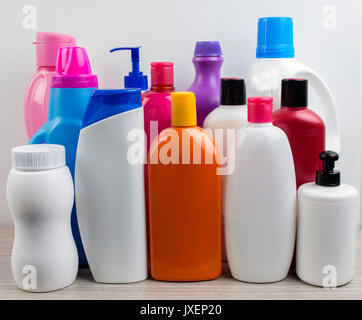 Sortiment von Plastikflaschen auf Weiß. Stockfoto