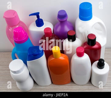 Sortiment von Plastikflaschen auf Weiß. Stockfoto