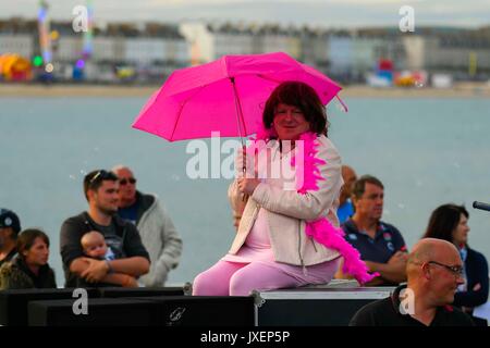 Dorchester, Dorset, Großbritannien. 16. August 2017. Ein Schwimmer von Weymouth Wildkatzen speedway Team die Teilnahme an den Faschingszug in den Badeort Weymouth in Dorset. Photo Credit: Graham Jagd-/Alamy leben Nachrichten Stockfoto