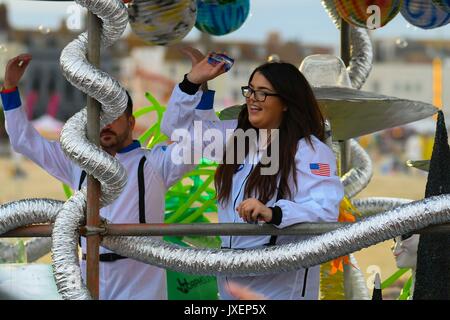 Dorchester, Dorset, Großbritannien. 16. August 2017. Ein Schwimmer aus dem Schrank float mit Mitgliedern gekleidet, wie Astronauten, die an den Faschingszug in den Badeort Weymouth in Dorset. Photo Credit: Graham Jagd-/Alamy leben Nachrichten Stockfoto