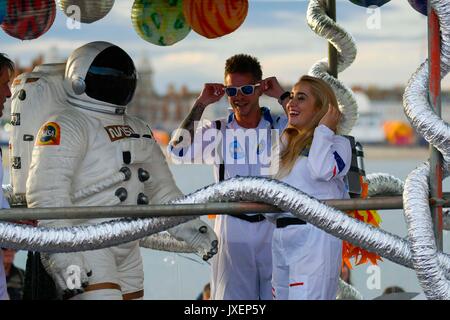 Dorchester, Dorset, Großbritannien. 16. August 2017. Ein Schwimmer aus dem Schrank float mit Mitgliedern gekleidet, wie Astronauten, die an den Faschingszug in den Badeort Weymouth in Dorset. Photo Credit: Graham Jagd-/Alamy leben Nachrichten Stockfoto