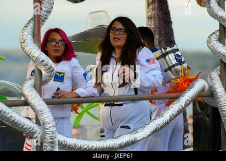 Dorchester, Dorset, Großbritannien. 16. August 2017. Ein Schwimmer aus dem Schrank float mit Mitgliedern gekleidet, wie Astronauten, die an den Faschingszug in den Badeort Weymouth in Dorset. Photo Credit: Graham Jagd-/Alamy leben Nachrichten Stockfoto