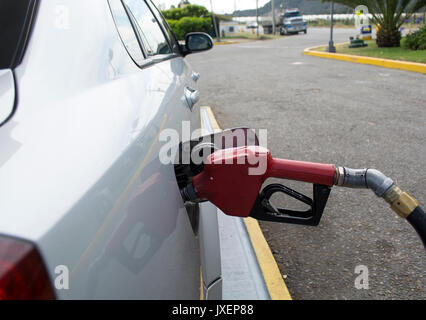 Grau Auto an der Tankstelle mit Kraftstoff gefüllt werden. Stockfoto