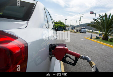 Transport und Ownership Konzept - Pumpen Benzin im Auto an der Tankstelle. Stockfoto